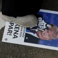 Un manifestante pisa un retrato de Trump en una protesta contra la guerra en Yakarta.