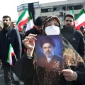 Una mujer sostiene una foto de Mojtaba Khamenei durante una manifestación en Teherán.