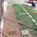 Captura de video del momento del impacto entre el motociclista y el ciclista.