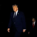 Donald Trump, anoche, en la entrada a la Casa Blanca.