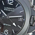 Un reloj Panerai Luminor GMT Ceramica de color negro.