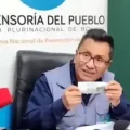 El Defensor del Pueblo, Pedro Callisaya, muestra un billete de la Serie B.