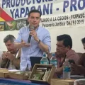 El viceministro Gustavo Serrano en reunión con productores en Yapacaní.
