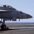 El USS Gerald R. Ford realiza operaciones de vuelo en apoyo del ataque de la Operación Furia Épica contra Irán.
