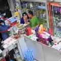 Momento del atraco captado por las cámaras de seguridad de la farmacia.