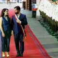 El presidente de Chile, Gabriel Boric, junto a su pareja Paula Carrasco, llegan al palacio de La Moneda este miércoles.