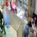 Fotograma del video de seguridad que muestra el atraco en la farmacia.