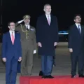 El Rey Felipe VI es recibido a su llegada al aeropuerto de El Alto, Bolivia.
