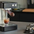 La máquina de café Roxy, compacta y de diseño minimalista.