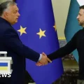Un cartel electoral del partido Fidesz muestra a los líderes Volodymyr Zelensky y Peter Magyar.