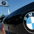 Logotipo de BMW en el capó de un vehículo en un concesionario.
