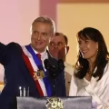 El presidente de Chile, José Antonio Kast, saluda junto a su esposa, María Pía Adriasola.