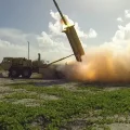 Un sistema de defensa antimisiles THAAD desplegado en una base.
