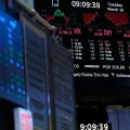Pantallas muestran información financiera en la Bolsa de Nueva York.