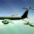 Un avión de recarga de combustible KC-135 durante ejercicios militares.