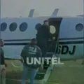 Sebastián Marset subiendo a un avión escoltado y enmanillado.