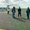 El narcotraficante Sebastián Marset antes de subir al avión de la DEA.