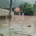 Parte de las casas afectadas por el desborde del río en Tipuani.