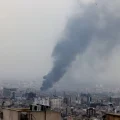 El humo se eleva tras un ataque aéreo en el centro de Teherán.