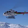 Un helicóptero de rescate sobrevuela la zona de Val Thorens en los Alpes franceses.