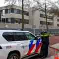 La Policía custodia la escuela judía de Ámsterdam frente a la cual se hizo estallar un explosivo.