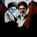 Retratos de Mojtaba Khamenei y su padre, Ali Khamenei