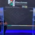 Dos atriles que son parte del debate de las elecciones subnacionales.
