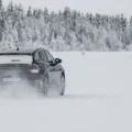 Prueba de frenos en el hielo en el norte de Suecia, en Arvudsjaer.