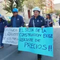Manifestación de constructores con un tracto-camión en La Paz.