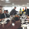 Los mandatarios y sus equipos durante la primera visita oficial del presidente Rodrigo Paz a Brasil.