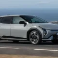El Kia EV4 en el podio de la elección del Auto del Año 2026.