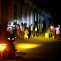 Una persona usa una linterna para iluminar en medio del apagón, en La Habana.