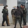 Uniformados de la Policía en el hospital en el que fueron internados los niños.