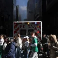 Una columna de humo sale del edificio que se incendia en Nueva York.