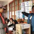 Un jurado electoral muestra la boleta de sufragio de las elecciones nacionales.