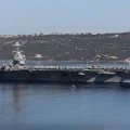 El USS Gerald R. Ford, el portaaviones más grande del mundo, zarpa de la base naval de Souda, cerca de Chania, en la isla de