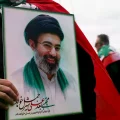 Un manifestante sostiene un retrato del ayatolá Mojtaba Jamenei durante el día de Al Quds en Londres.