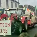 La carroza, con un colchón y una jaula improvisada, circula por una calle de Ballinrobe.