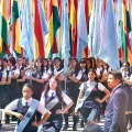 Estudiantes de una unidad educativa en el desfile del centro de la ciudad.