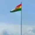 Un policía retiró la bandera con ayuda de una grúa del ejército.
