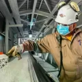 Un trabajador de la Planta de Amoniaco Urea.