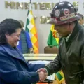 Saludo entre la ministra Marcela Flores y el dirigente Whodin Calasira tras la posesión.