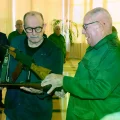 El Gobierno de Cuba le entregó a Silvio Rodríguez una réplica de fusil.