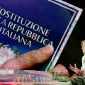 La jefa del gobierno de Italia, Giorgia Meloni, en un programa de TV donde habló de la reforma constitucional.
