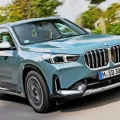 BMW X1 con diferentes opciones de motorización: gasolina, diésel o eléctrico.