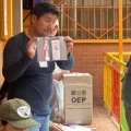 Un jurado electoral muestra una papeleta de sufragio.