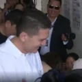Gary Añez emite su voto en un recinto electoral.
