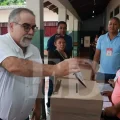 Carlos Subirana emite su voto en el colegio Julio Aurelio Gutiérrez.