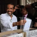 Luis Fernando Camacho emite su voto en la urna electoral.