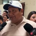Alfredo Solares emite su voto en la unidad educativa Adela Zamudio